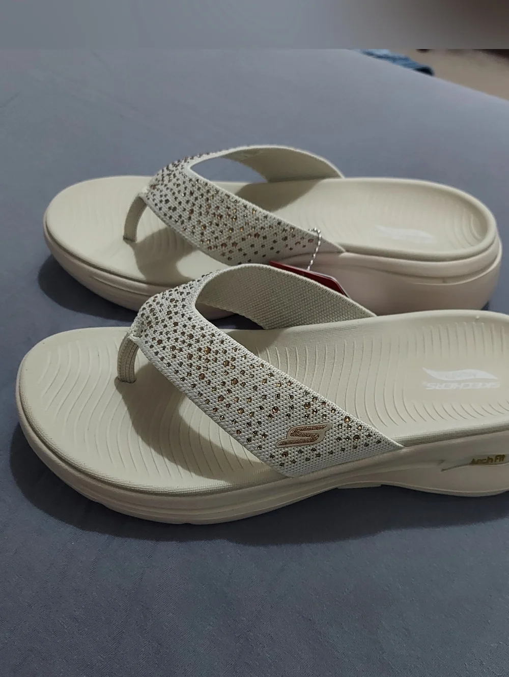 NWT Skechers Arch Fit Go Walk Rhinestone Sandals Wide Fit Size 8